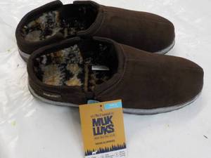 lot 72 image: Size 12 Mens Muk Luks Chocolate Slippers