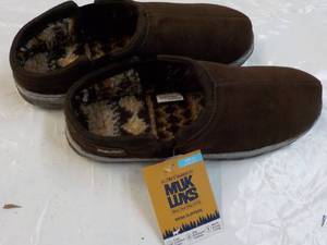 lot 73 image: Size 12 Mens Muk Luks Chocolate Slippers