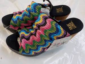 lot 98 image: Mukluks size 10 Multi Sandals...