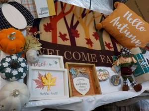 lot 120 image: Seasonal Floor Mat and Dcor- new with tags