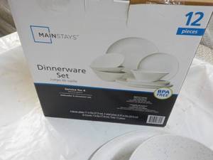 lot 135 image: Mainstays 12 pc Dinnerware Set - Juego de Vajilla