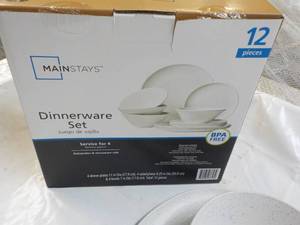 lot 136 image: Mainstays 12 pc Dinnerware Set - Juego de Vajilla