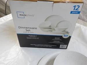 lot 137 image: Mainstays 12 pc Dinnerware Set - Juego de Vajilla