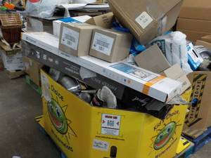 lot 153 image: Pallet of Overstocks, unclaimed Store Returns and Food