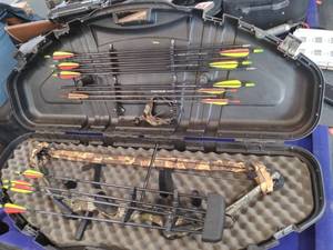 lot 5 image: PSE Deer Hunter Compound Bow with Quiver Hard Case and Arrows
