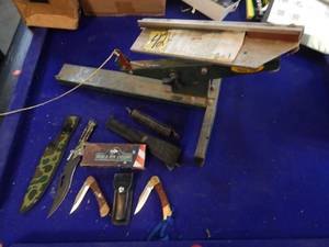 lot 19 image: Clay Target Thrower and assorted Hunting Knives