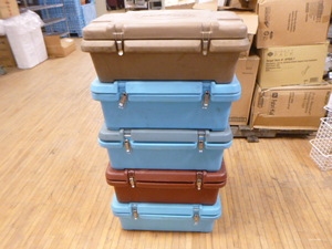 lot 45 image: 5 Top Loading Food Pan Carriers