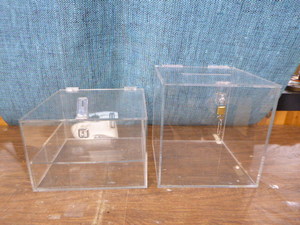 lot 139 image: 2 Acrylic Hinged Boxes