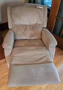 lot 11A image: FLEXSTEEL RECLINER SMALL BEIGE