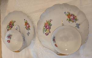 lot 28A image: PLATES AND 2 SNACK SETS