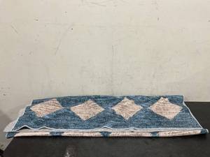 lot 206 image: 5x7 Blue and White Designed Area Rug