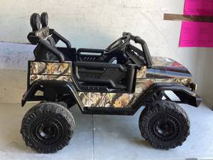 lot 516 image: FJ Cruiser Ride on Truck Car 12V Kids Electric Vehicles with Remote Control Spring Suspension, LED Lights, 2 Speeds, 4WD