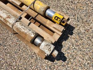 lot 8 image: Hydraulic Cylinders