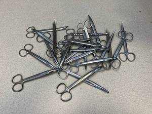 lot 56 image: 25 - Dissecting Scissors, Curved Tip, 5.5 Inches