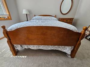 lot 50 image: Traditional Country Chic Twin Bed