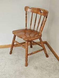 lot 69 image: Charming Country Chic Spindle Chair