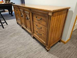 lot 71 image: Tuscan Styled Oak Buffet Server