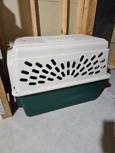 lot 90 image: Large Rugged Resin Dog Crate