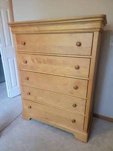 lot 51 image: Classic Blonde 5-Drawer Dresser - Stanley Furniture