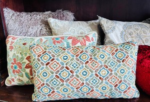 lot 26 image: Beautiful Throw Pillows for Couches or Beds