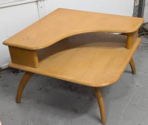 lot 2 image: Mid Century Modern Heywood Wakefield Tiered Corner Table