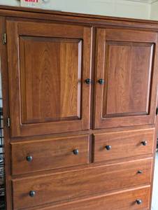 lot 47 image: Beautiful Amish Wood Armoire