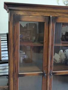 lot 75 image: Beautiful Glass Front Display Cabinet