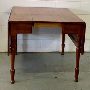 lot 34 image: Vintage Drop Leaf Table