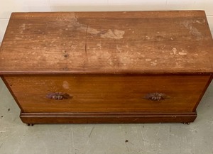 lot 39 image: Vintage Wood Storage Chest