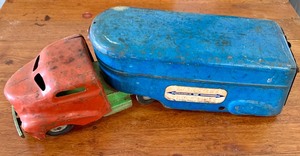 lot 86 image: Vintage Wyandotte Truck Lines Pressed Steel Toy Truck