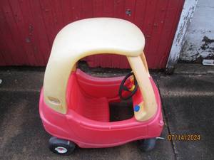 lot 6 image: Little Tikes Cozy Coupe childrens ...