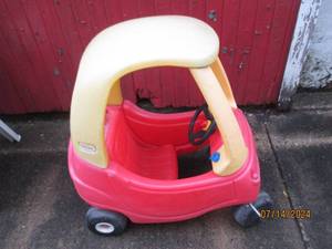 lot 7 image: Little Tikes Cozy Coupe childrens ...