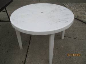 lot 17 image: Round plastic outdoor Patio table w...
