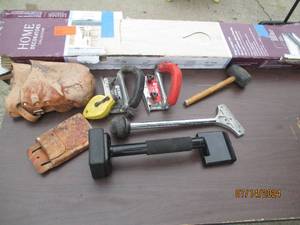 lot 24 image: Single box of Kings Cottage Oak Lam...