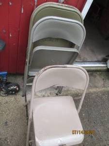 lot 29 image: (4) metal folding banquet chairs...