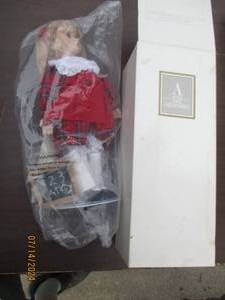lot 44 image: Avon Tender Memories Collection Fi...