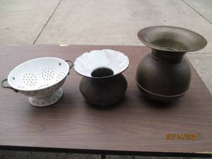 lot 82 image: Vintage Metal spitoons and metal st...