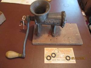 lot 178 image: Vintage Manual cranking meat grinde...