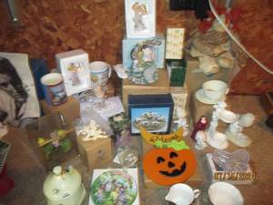 lot 192 image: Large lot of Avon nik naks, preciou...