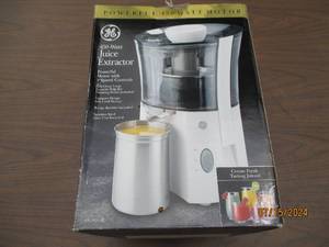 lot 104 image: GE 40-watt juice extractor in origi...
