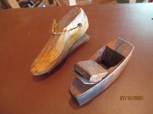 lot 145 image: Vintage carved wood shoe horn stret...