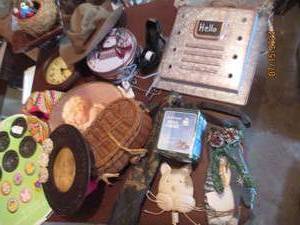 lot 152 image: Random lot of home decor and suppli...