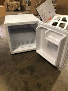lot 38 image: Magic Chef 1.7 cu. ft. Freezerless Mini Fridge, White  Customer Returns See Pictures