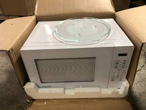 lot 42 image: Vissani 1.1 cu. ft. Countertop Microwave Oven in White  Customer Returns See Pictures