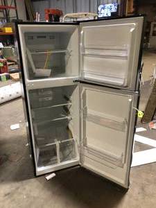 lot 50 image: Vissani 10.1 cu. ft. Top Freezer Refrigerator in Black Damaged  Customer Returns See Pictures
