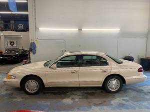 lot 100 image: 1996 Lincoln Continental