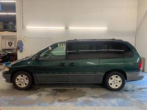 lot 101 image: 1996 Dodge Grand Caravan LE