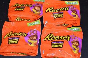 Lot of 4 Reeses Pretzels Miniature Cups 9.9 oz