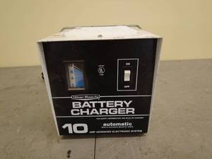 lot 79 image: Silver Beauty 10 AMP Automatic Battery Charger