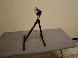 lot 18 image: Adjustable Roller Stand with 8 Ball Bearing Rollers